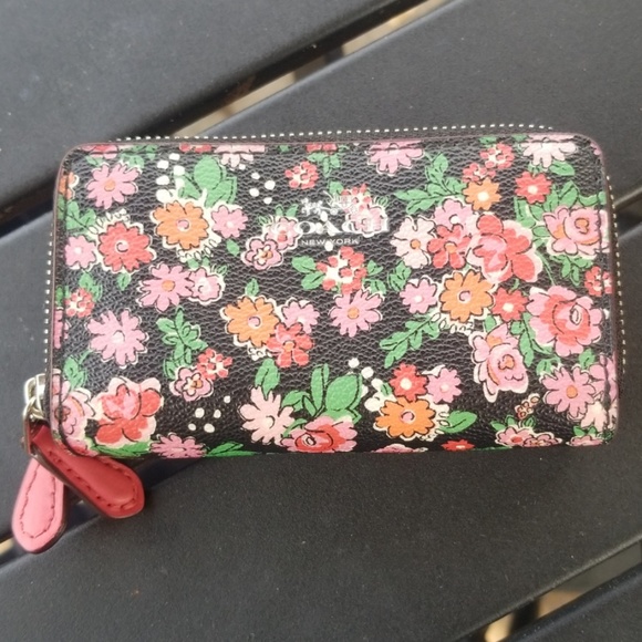 Coach Handbags - Authentic Coach zipper wallet.